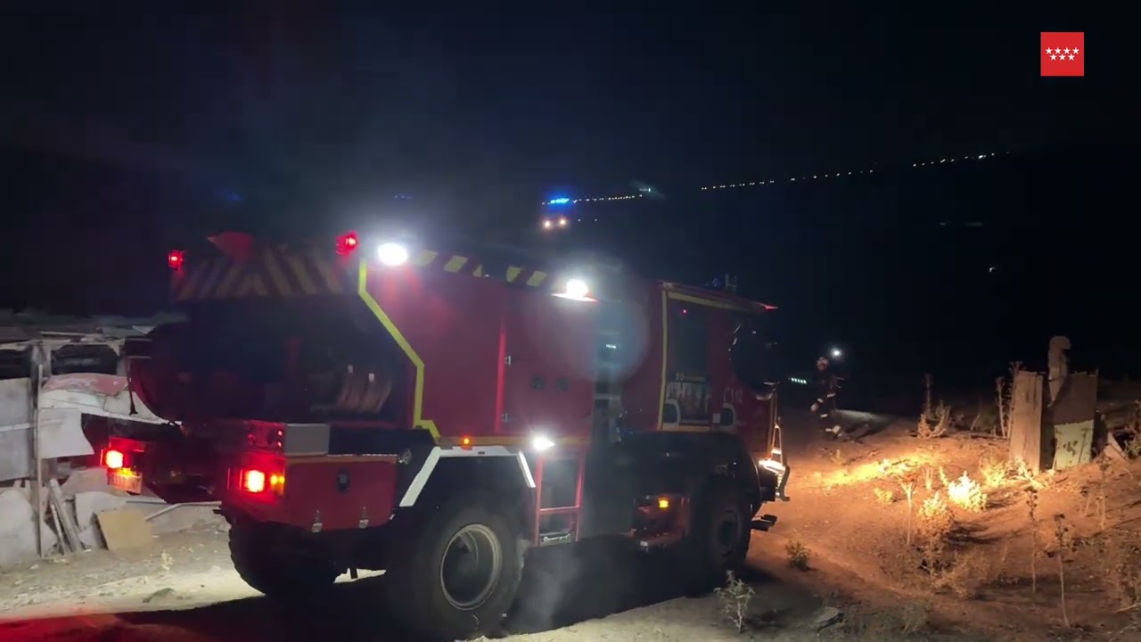 BomberosCM realizan trabajos de refresco y vigilancia nocturna del incendio en Tres Cantos