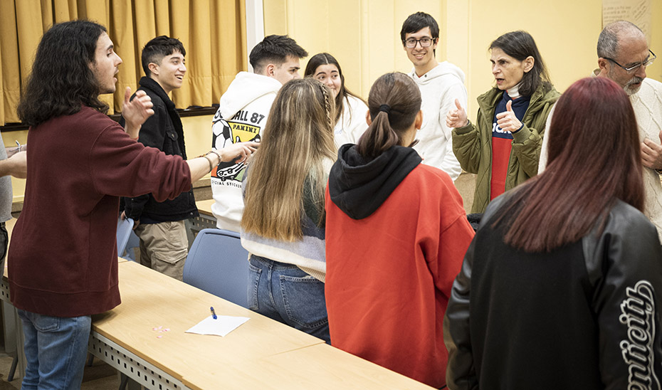 Alumnos en plena actividad durante la clase de chino.