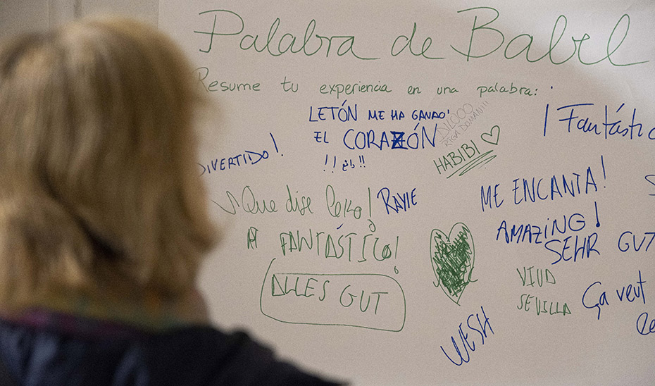 Una asistente contempla un mural en el que alumnos del Festival de Babel han plasmado sus valoraciones.