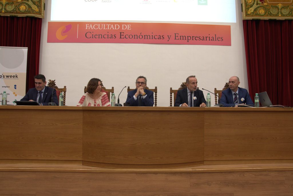 Participación de estudiantes en el aula magna