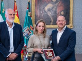 Almudena Martínez da la bienvenida al nuevo presidente de la Federación Andaluza de Fútbol