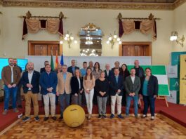 Junta y Diputación presentan la Bandera de Andalucía confeccionada en los Puntos Vuela de la provincia