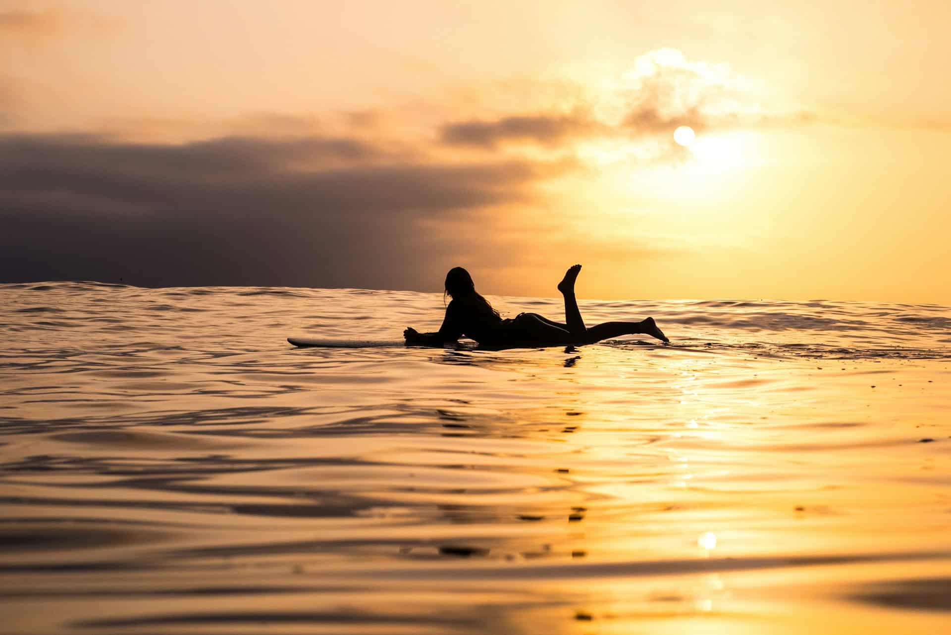 ¿Se pueden usar gafas para surfear? Protección ocular en deportes acuáticos 1 surf mujer 1