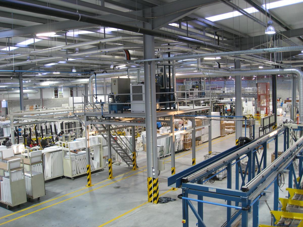 CCOO Exige Mejores Condiciones para la Plantilla de Steelgran Ante Interior de una nave industrial