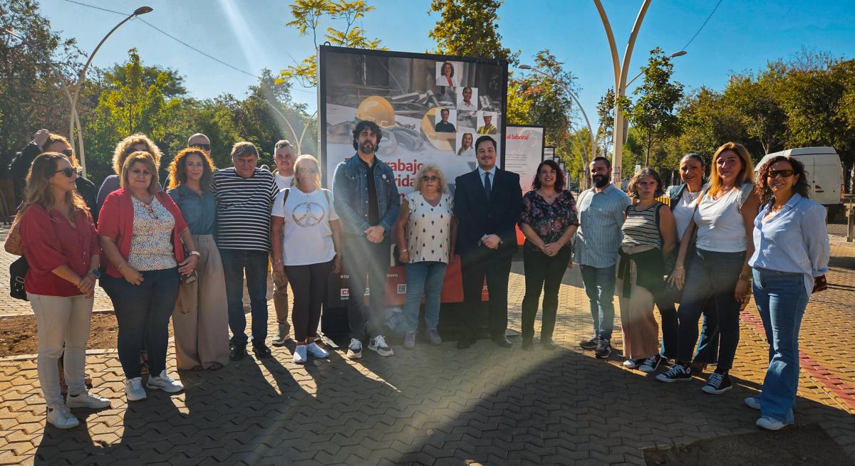 CCOO y Ayuntamiento de Sevilla Unen Fuerzas para Combatir la Inauguración de la exposición sobre siniestralidad laboral en la Alameda.