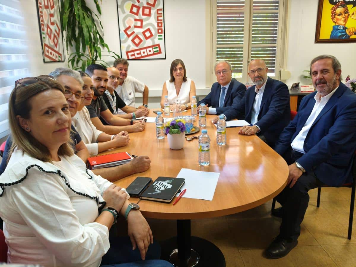 CCOO y CECO coinciden en la urgencia de intensificar esfuerzos Imagen de la reunión de las directivas de CCOO y CECO.