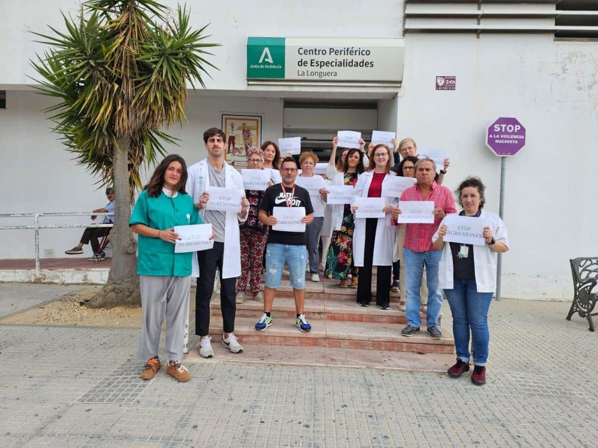 Concentraciones en Defensa del Personal de Salud Mental ante Amenazas Concentración ante el Centro Periférico La Longuera Chiclana