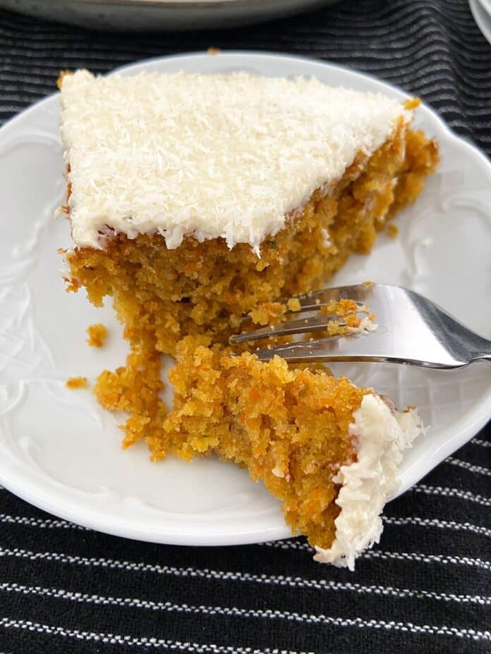 Delicia de Zanahoria y Coco: Bizcocho con Glaseado de Chocolate Delicioso y facilísimo bizcocho de zanahoria y coco con cobertura de chocolate blanco