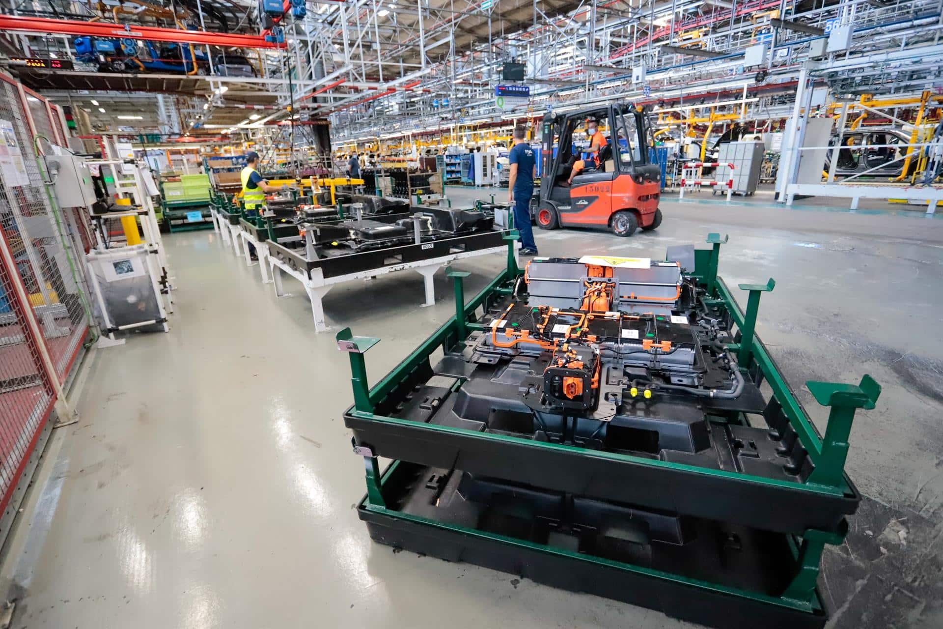 Domínguez destaca la política de 'transformación industrial' de Juanma Moreno, que destina 109 millones en nuevas ayudas 1 La industria andaluza está sufriendo una gran transformación gracias al impulso de Juanma Moreno