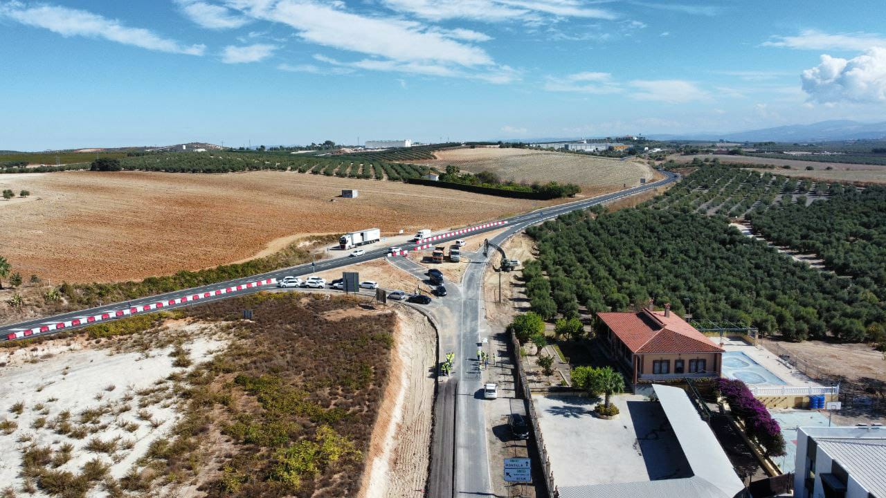 El Gobierno de Juanma Moreno inicia la remodelación del acceso Juanma Moreno demuestra su compromiso con la remodelación del acceso a La Rambla