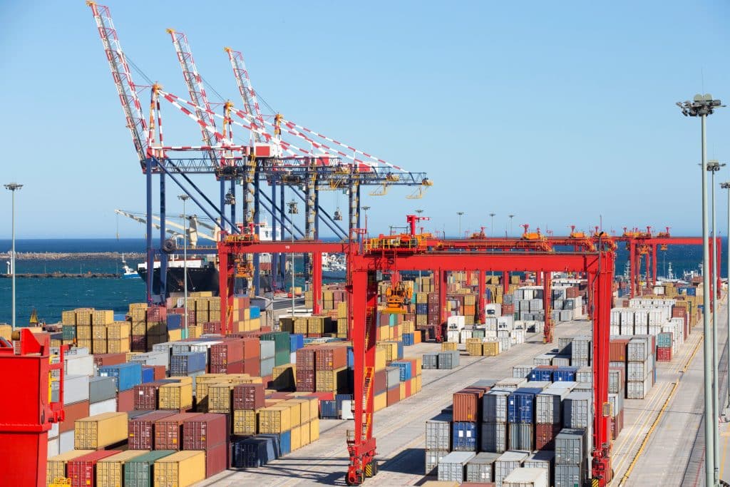El Partido Popular de Andalucía: 369 Millones de Beneficio Frente Exportaciones en Andalucía: contenedores en un puerto comercial