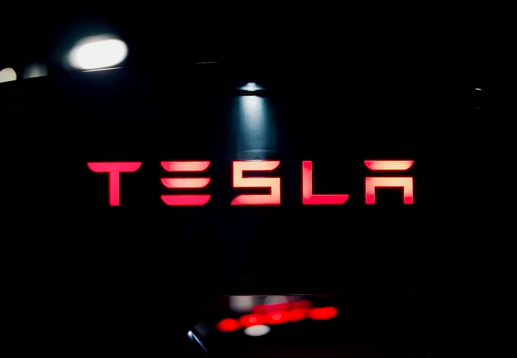 Evolución del Cerebro de Tesla: Del uso de Mobileye a