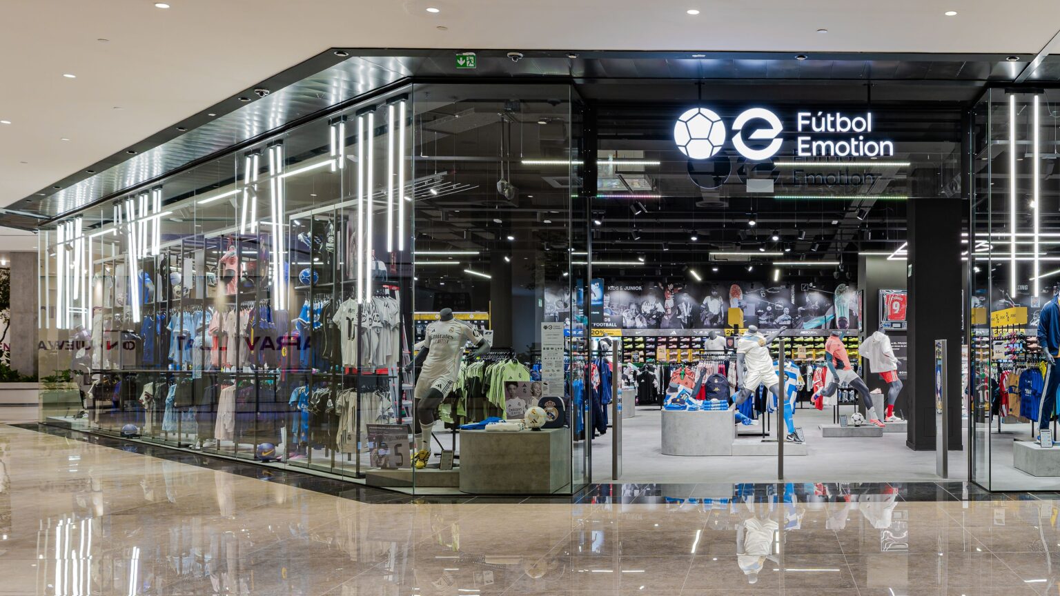 Gran Éxito en la Reapertura y Ampliación de Fútbol Emotion La nueva tienda de Fútbol Emotion en Marineda City arranca con éxito tras su reapertura y ampliación