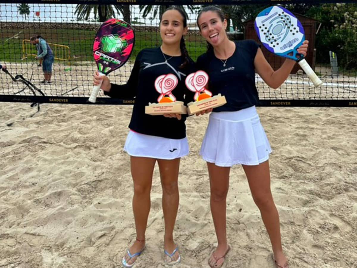 Jorge Méndez y María Gómez se Coronan Campeones de la María Gómez junto a Natalia Gómez, en su triunfo en la Liga Mapfre en Menorca