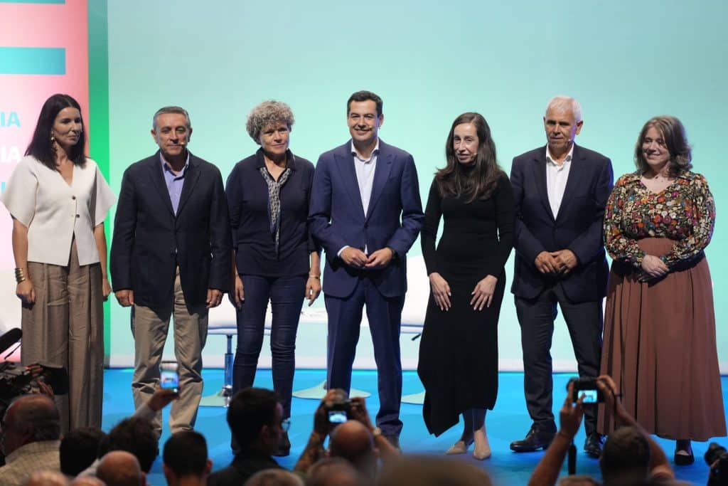 Juanma Moreno insta a los andaluces a defender el sector Juanma moreno en el Foro 'Agricultura, Agua y Futuro en Andalucía'
