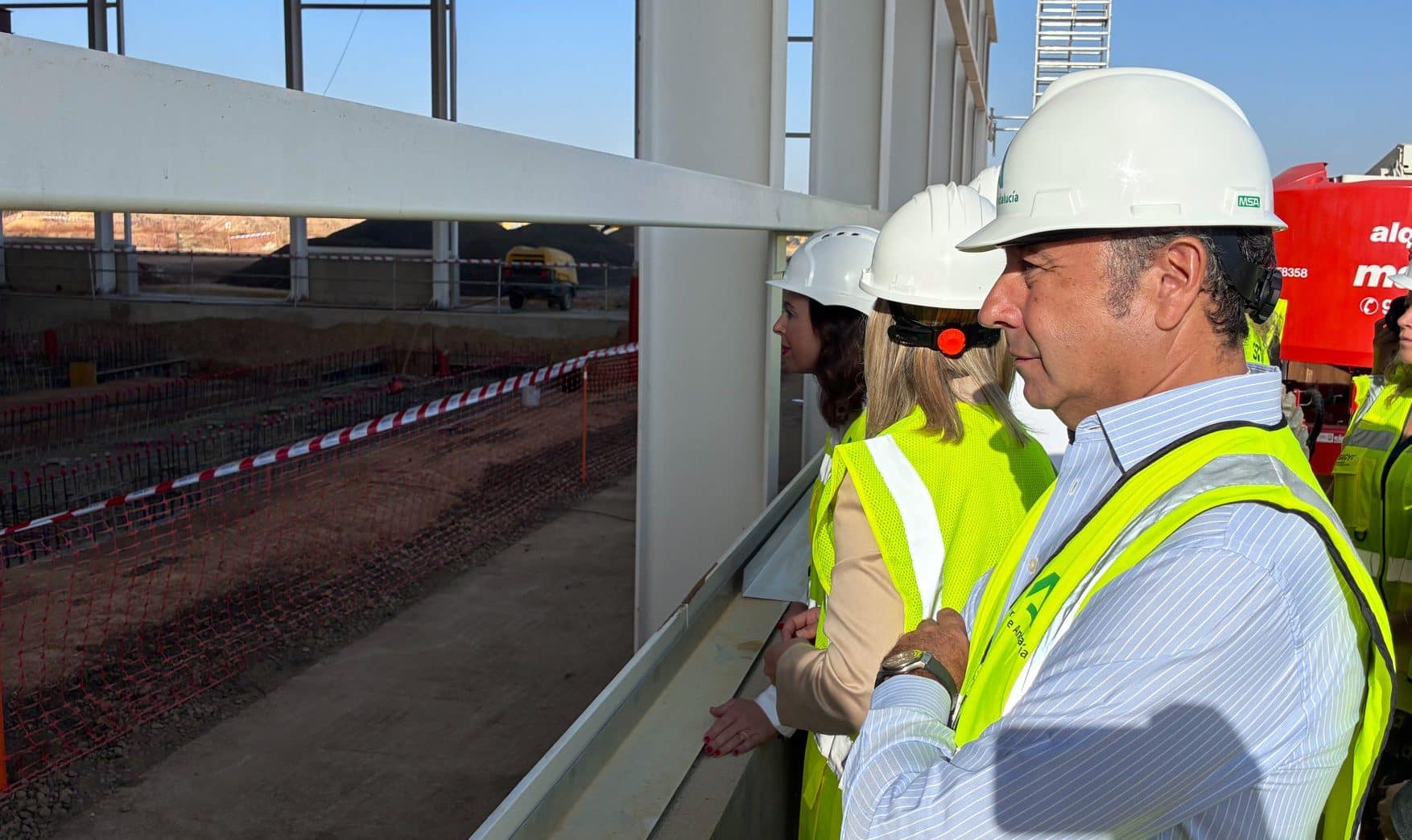 Ricardo Sánchez observa el avance de las obras del tranvía de Alcalá de Guadaíra