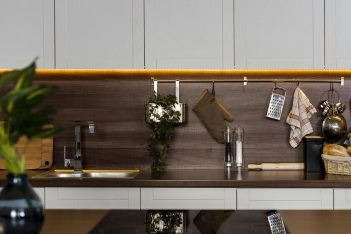 Optimiza el Espacio de tu Cocina: Ubicación Perfecta para el un estante extensible en el que cabe hasta el microondas y no necesita taladros
