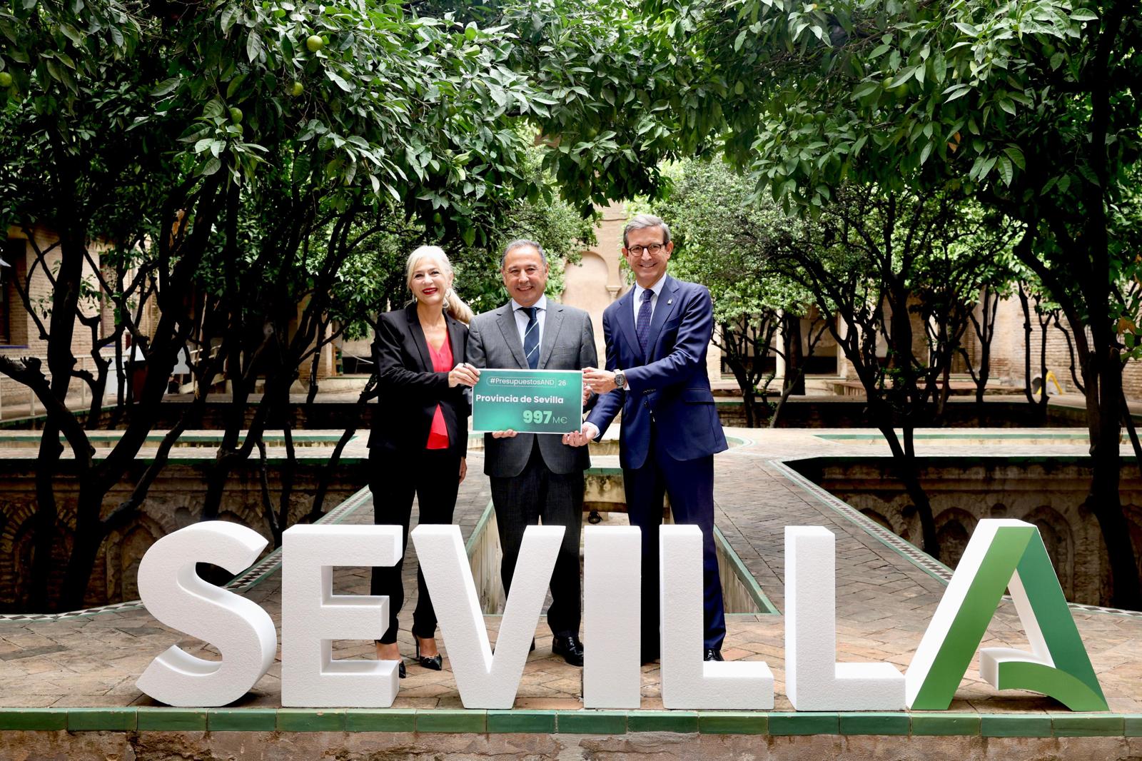 Sevilla: Proyectos Ambiciosos en los Presupuestos Andaluces de 2026 para Patricia del Pozo y Jorge Paradela flanquean a Ricardo Sánchez durante la presentación de los presupuestos de la Junta 2026 por Sevilla