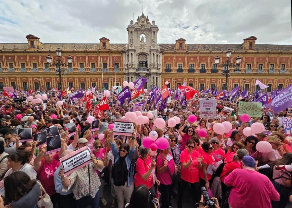 miles de andaluces exigen una sanidad pública de calidad tras Galería de imágenes de la concentración en apoyo a AMAMA en Sevilla frente al Palacio de San Telmo