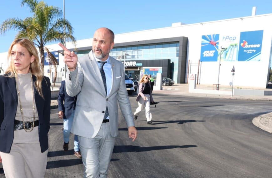 Almudena Martínez Verifica el Estado del Nuevo Asfalto en el Polígono de Palmones