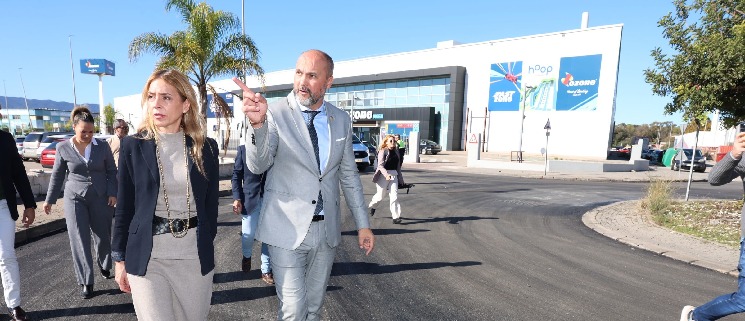 Almudena Martínez Verifica el Estado del Nuevo Asfalto en el Polígono de Palmones