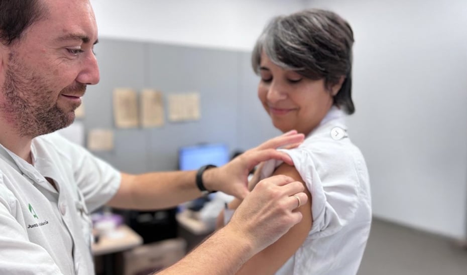 Andalucía Inicia Vacunación Masiva: 47,000 Personas Reciben la Vacuna de la Gripe en la Primera Jornada Sin Cita 1 Andalucía Inicia Vacunación Masiva: 47,000 Personas Reciben la Vacuna de la Gripe en la Primera Jornada Sin Cita