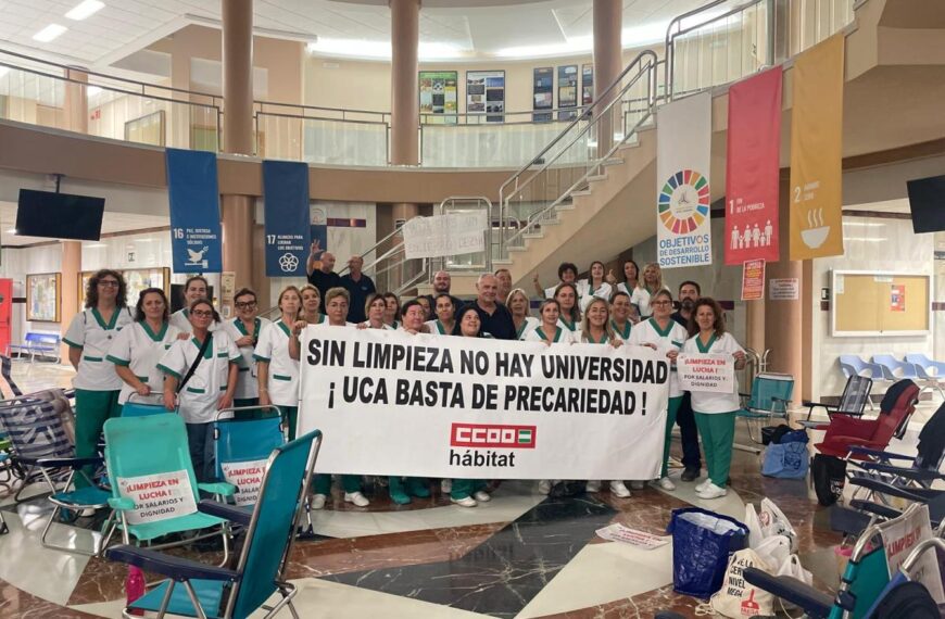 Las trabajadoras y trabajadores de la empresa ITELYMP, que prestan el servicio de limpieza en el campus de la UCA en Puerto Real, han iniciado un encierro de 24 horas en las instalaciones