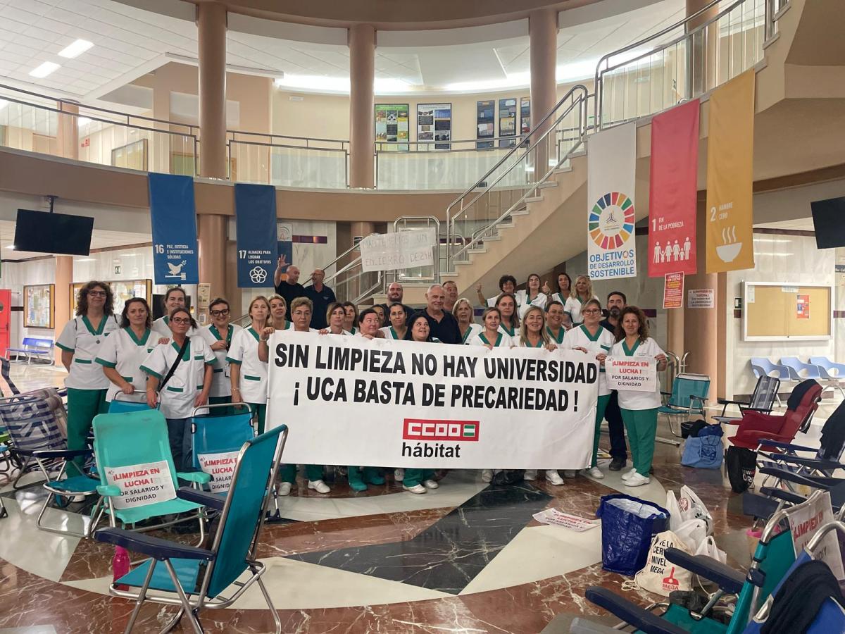Las trabajadoras y trabajadores de la empresa ITELYMP, que prestan el servicio de limpieza en el campus de la UCA en Puerto Real, han iniciado un encierro de 24 horas en las instalaciones