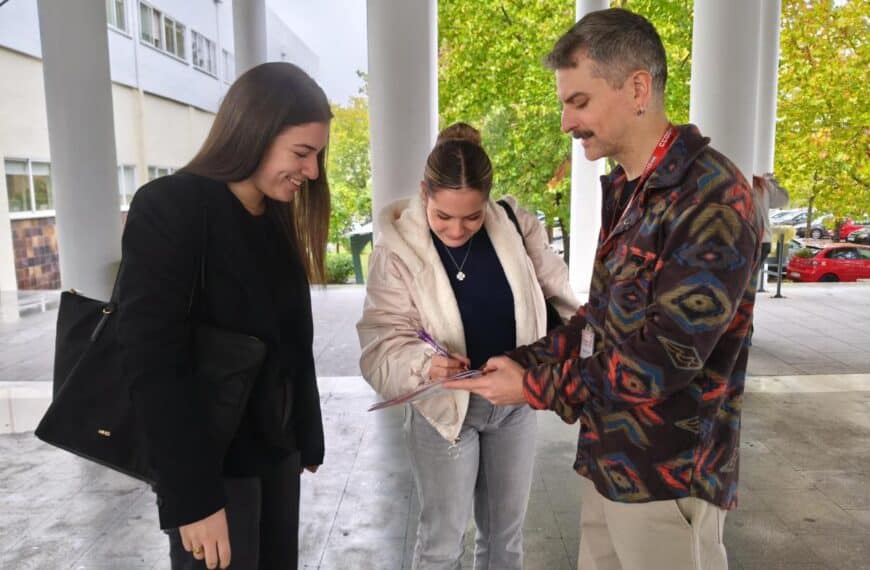 Dos estudiantes de la Facultad de CC. de la Educación y Psicología firmando la petición de CCOO a la Consejería de Justicia.