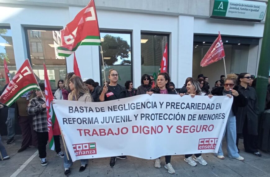 Concentración contra los despidos en los centros de menores.