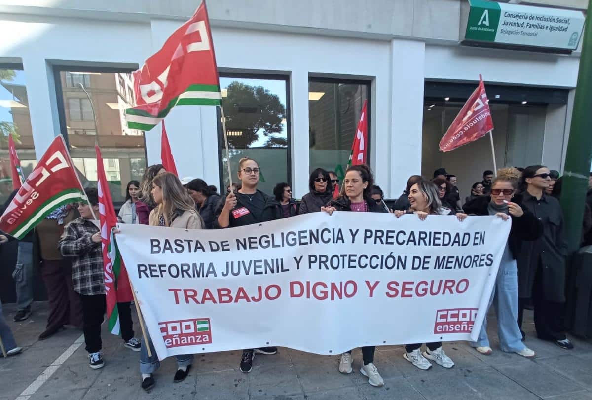 CCOO alerta sobre el riesgo de pérdida de más de un centenar de empleos en los centros de protección de menores en Sevilla y critica la inacción de la Junta de Andalucía 1 Concentración contra los despidos en los centros de menores.