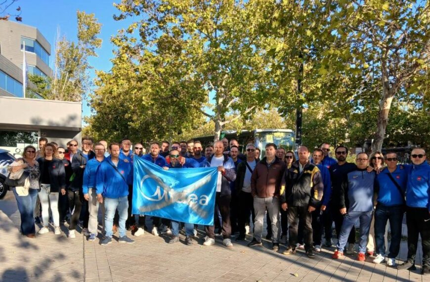 Trabajadores tras la Asamblea que ha ratificado el Acuerdo