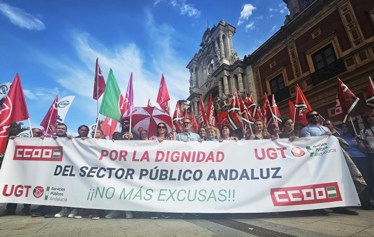 CCOO de Andalucía celebra la ratificación del acuerdo que mejora las condiciones laborales de más de 65,000 trabajadores del sector público andaluz 1 Concentración área pública ante San Telmo