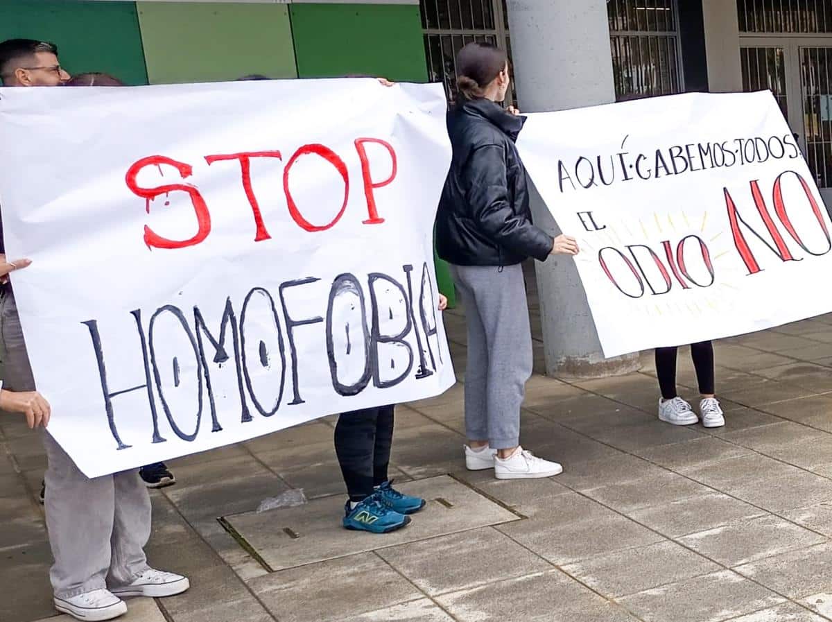 CCOO rechaza las pintadas homófobas dirigidas al personal docente del IES Almensilla 1 Concentración contra la homofobia en el IES Almensilla.
