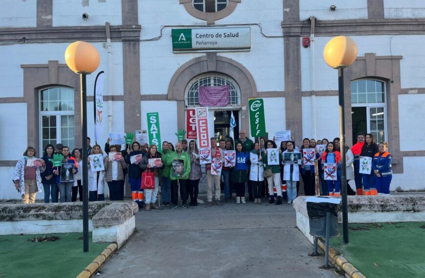 Concentración en el centro de salud de Peñarroya por las últimas agresiones a profesionales sanitarios.