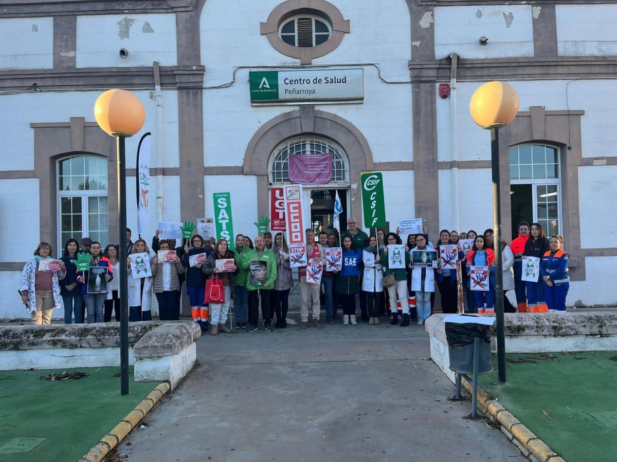 Concentración en el centro de salud de Peñarroya por las últimas agresiones a profesionales sanitarios.