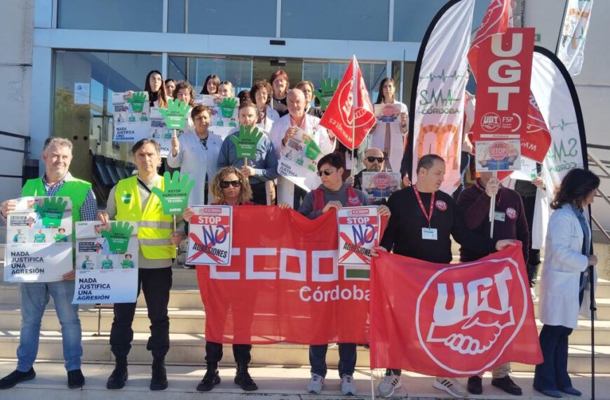 CCOO se ha concentrado ante el centro de salud Lucena II para protestar por la agresión a un psiquiatra.