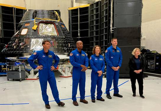 EE. UU. Intensifica Carrera Lunar para Alcanzar el Polo Sur María MR