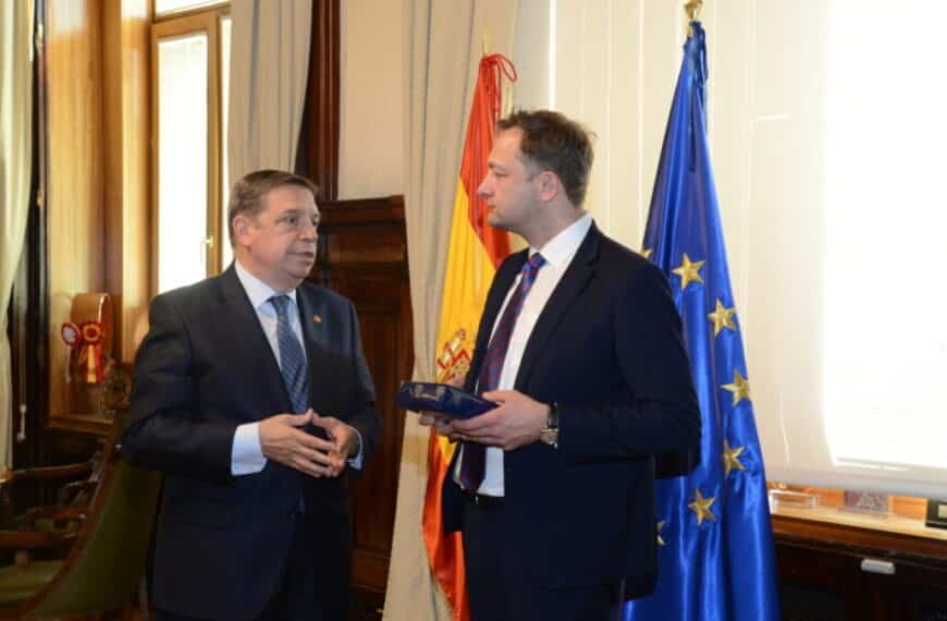 El Comisario Europeo de Agricultura, Christophe Hansen, clausura el 30 aniversario de Cooperativas Agro-alimentarias de Andalucía en Sevilla