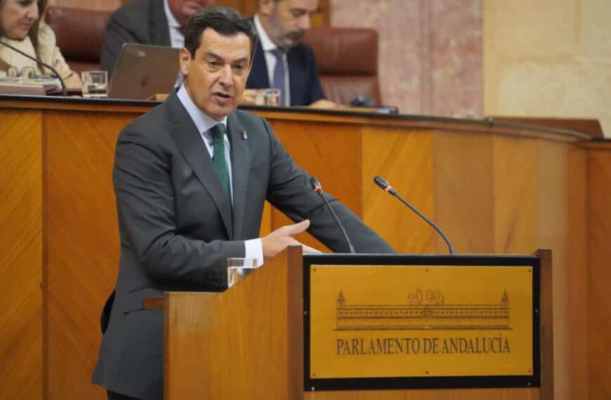 Juanma Moreno, en el atril del Plenario del Parlamento de Andalucía