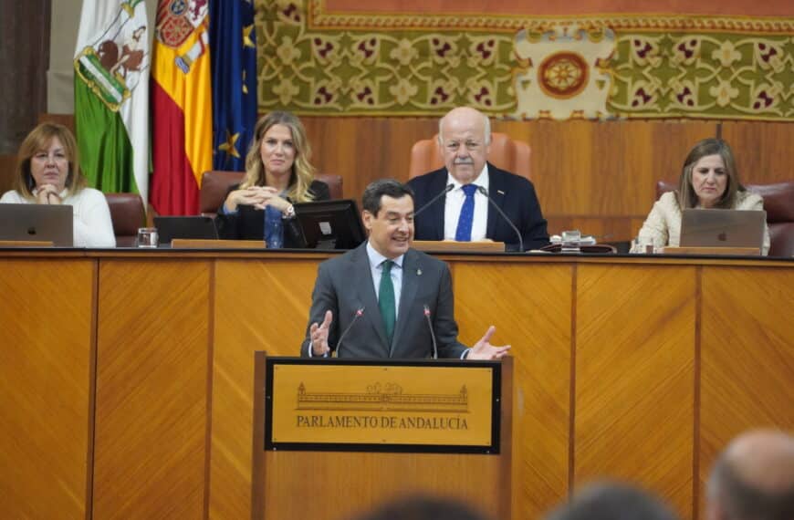 Juanma Moreno, dirigiéndose a la bancada socialista en el Parlamento de Andalucía