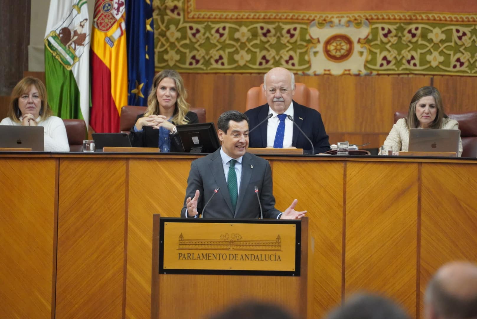 El Partido Popular de Andalucía denuncia la falta de interés en un debate constructivo: 'Solo quieren embarrar, radicalizar y tumbar la conversación' 1 Juanma Moreno, dirigiéndose a la bancada socialista en el Parlamento de Andalucía