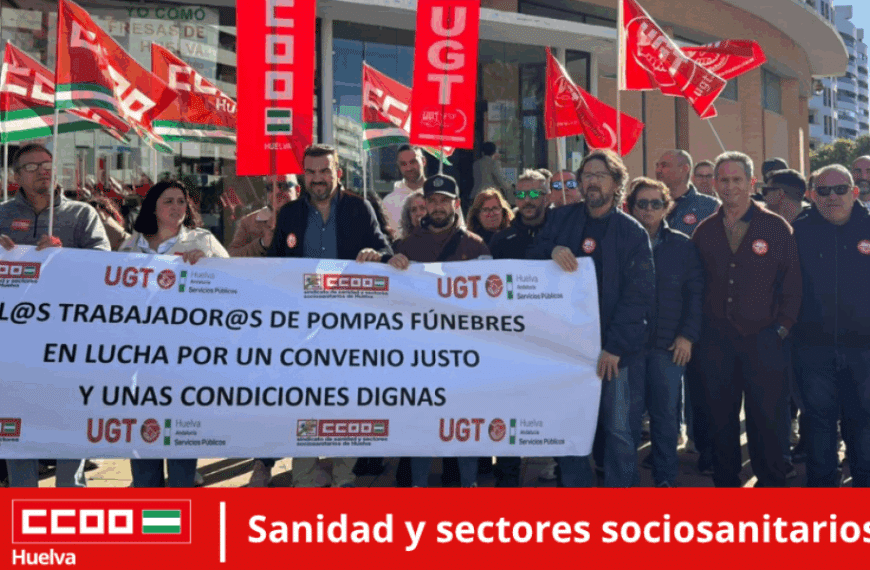 El personal de Pompas Fúnebres y Tanatorios de la provincia de Huelva se ha concentrado hoy a las puertas de la Federación Onubense de Empresarios para exigir el desbloqueo del Convenio Colectivo.