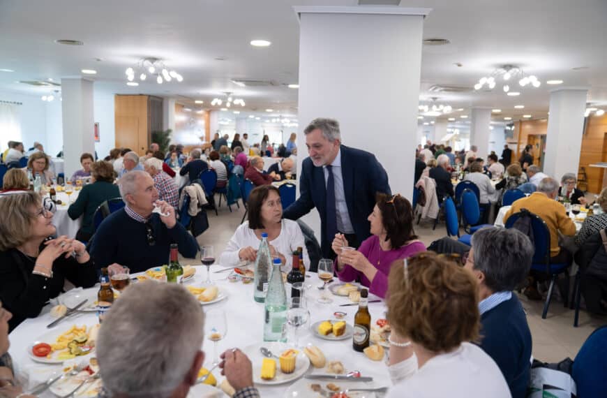 El programa 'Equipaje de Experiencias' de Diputación lleva a 3.000 mayores de la provincia a disfrutar de La Cala de Mijas