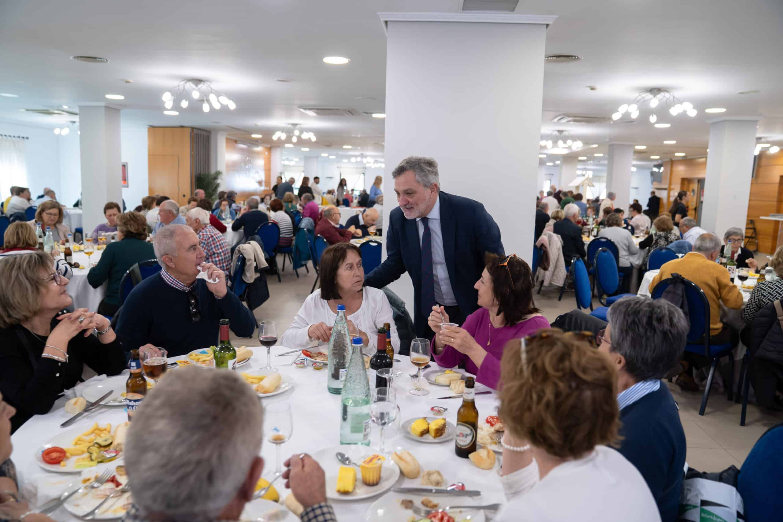 El programa 'Equipaje de Experiencias' de Diputación lleva a 3.000 mayores de la provincia a disfrutar de La Cala de Mijas