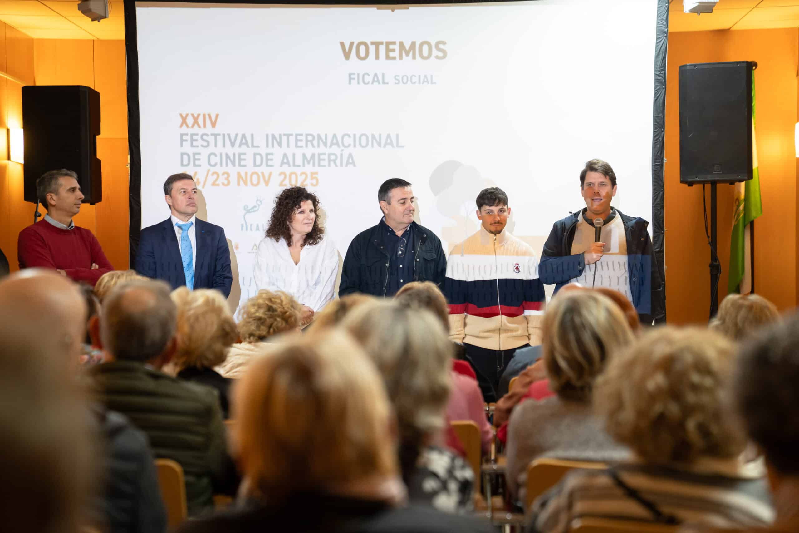 FICAL Social y Fundación 'la Caixa' presentan la película 'Votemos' a los mayores del centro de participación activa 'Antonio Saiz y López' 1 FICAL Social y Fundación 'la Caixa' presentan la película 'Votemos' a los mayores del centro de participación activa 'Antonio Saiz y López'