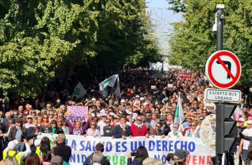 La Gran Vía de Granada repleta de manifestantes