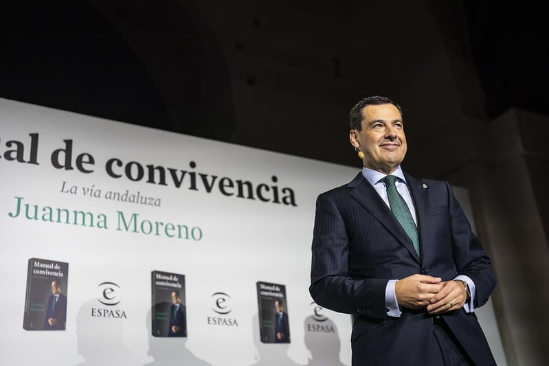Juanma Moreno en la presentación de 'Manual de convivencia'