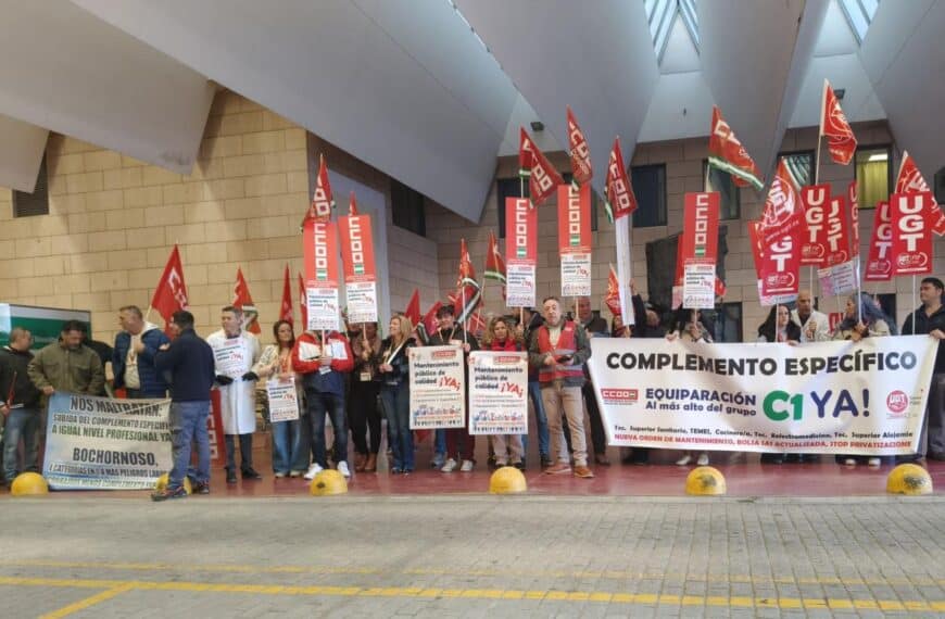 Imagen de la concentración hoy por el personal del servicios de mantenimiento.