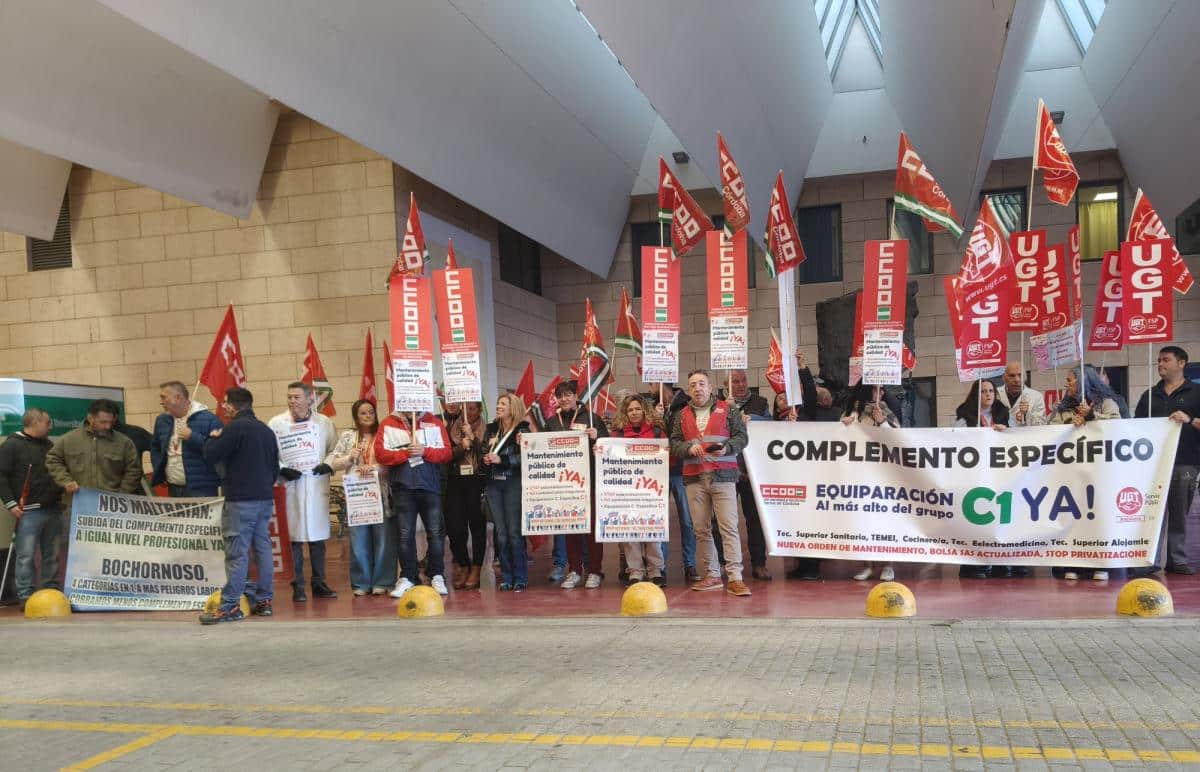 Los Sindicatos Exigen un Mantenimiento Público y de Calidad en el SAS con una Concentración 1 Imagen de la concentración hoy por el personal del servicios de mantenimiento.